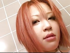 Sere ak busty femèl amatè pussy karese nan twalèt la