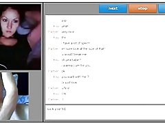 Bèl dam ki montre tits, ak a fon souse dwèt li