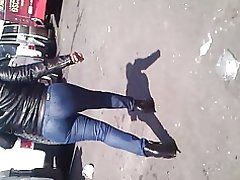 Madurita en jeans ajustados