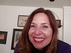 Vakabon ameriken manman an ap jwe ak tèt li